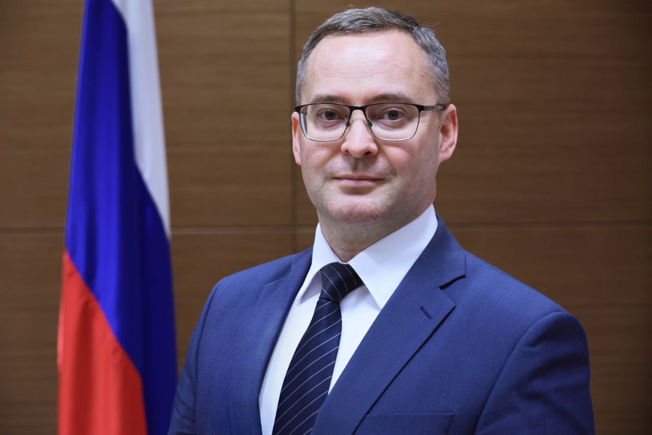 Василий Догдаев назначен помощником полномочного представителя Президента России В соответствии с распоряжением Руководителя Администрации Президента Российской Федерации Антона Вайно помощником полномочного представителя Президента Российской Федерации в Уральском федеральном округе назначен Василий Васильевич Догдаев. Он родился в Тюменской области в 1983 году, окончил Саратовскую государственную академию права, с 2005 года проходил службу в органах прокуратуры. На протяжении семи лет работал в органах исполнительной власти ЯНАО. С 2015 года работает в аппарате полномочного представителя Президента Российской Федерации в Уральском федеральном округе. !