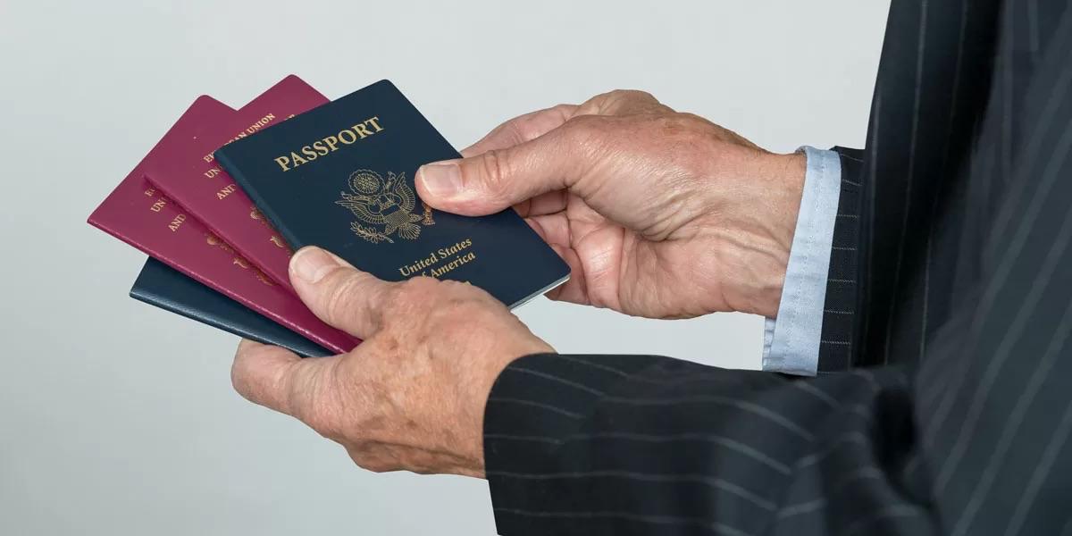 МВД россияне стали реже получать гражданство или ВНЖ других стран В этом году в российское МВД поступило более 97 тыс уведомлений о получении иностранного гражданства или вида на жительство в других странах сообщили в министерстве Это на 12 тыс меньше чем за аналогичный период прошлого года Как сказали в ведомстве чаще всего люди становились гражданами или получали ВНЖ в Германии Израиле Испании Армении и США По данным за январь сентябрь 2025го число лиц которых приняли в российское гражданство за год сократилось на 30 1 и составило 110 8 тыс человек Среди лидеров по количеству получивших российский паспорт в минувшем году были граждане Таджикистана Казахстана Украины Армении и Узбекистана россия мир общество