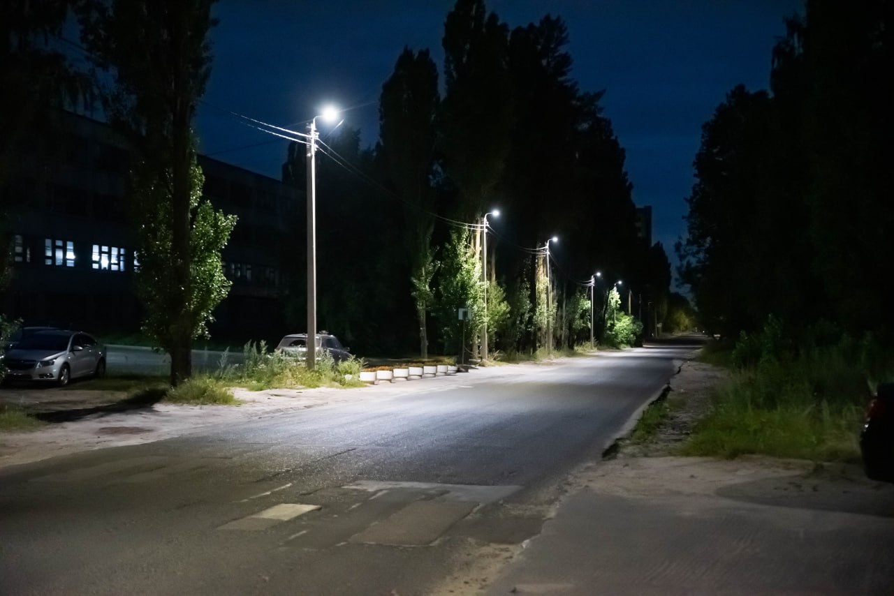 В Железнодорожном округе установили наружное освещение. Жители дома № 57 на улице 2-й Агрегатной неоднократно обращались с просьбой установить наружное освещение на улице 3-й Агрегатной, рядом с бывшим заводом АПЗ-20. Как сообщили в комитете ЖКХ, теперь на этом участке горят современные светодиодные светильники, которые экономят электроэнергию. Проблема решена, и освещение работает. На улицах Менделеева и Подводников также обновили наружное освещение. Рабочие протянули 350 метров силового кабеля, установили 24 светильника и четыре опоры. На этой неделе специалисты также провели работы по техническому обслуживанию сетей наружного освещения. Они закрыли два технических отверстия, устранили 25 повреждений на воздушных линиях, заменили один светильник и починили другой, а также заменили одну лампу. Кроме того, установили два фотореле и проложили 230 метров изолированного провода. Фото: Артем Евдокимов