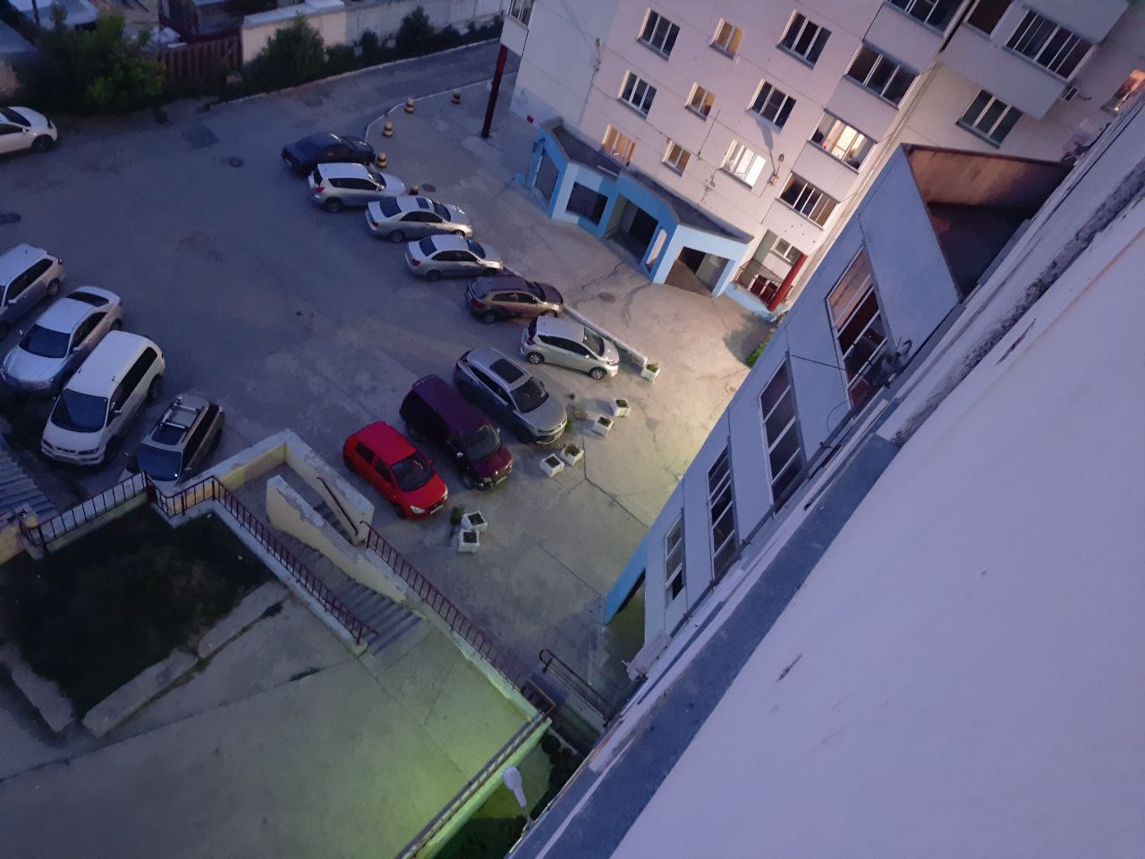 «У ребенка рана на ноге»: полиция проверяет информацию о стрельбе по детям в Барнауле В Барнауле разбираются в инциденте со стрельбой во дворе жилого дома. О происшествии сообщают в местном паблике и СМИ. «Вчера во дворе дома по ул. Крупской, 145 по детям на футбольном поле стреляли. У одного ребёнка рана на ноге. Детей увели. Вызвали полицию. Стреляли с балкона люди в неадекватном состоянии. Стреляли не раз. Полиции они дверь не открыли. Номер хозяина квартиры недоступен. Заявления в полицию написаны. Будьте аккуратны!!!», — пишет «Инцидент Барнаул» со ссылкой на подписчицу. Полиция уже сообщила, что «возможная стрельба» проверяется. «Заявление зарегистрировано в отделе полиции. На место происшествия выехала следственного-оперативная группа. Полицейские устанавливают виновников противоправных действий, опрашивают свидетелей и очевидцев», — рассказали в МВД региона. Подписаться Прислать новость Помочь бустами
