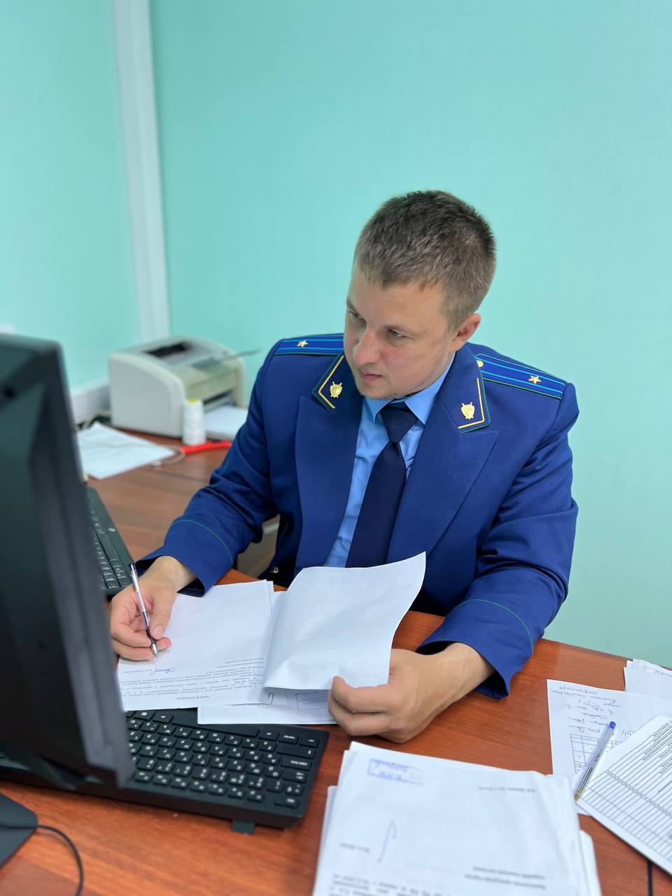 В Новом Уренгое вынесен приговор по факту незаконного приобретения и хранения без цели сбыта наркотических средств в крупном размере Установлено что в октябре этого года мужчина посредством сети Интернет заказал у неустановленного лица запрещённое вещество стоимостью более 10 тыс рублей После получения географических координат местонахождения тайника с расфасованным наркотическим средством он забрал полимерный сверток и стал хранить при себе Подробности на сайте ведомства