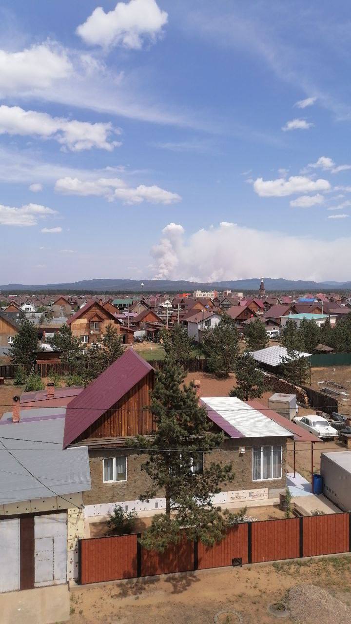 Очевидцы вновь заметили столб дыма. Горит далеко, но довольно сильно. По их словам, информацию передали в соответсвующие службы. ZAB.RU