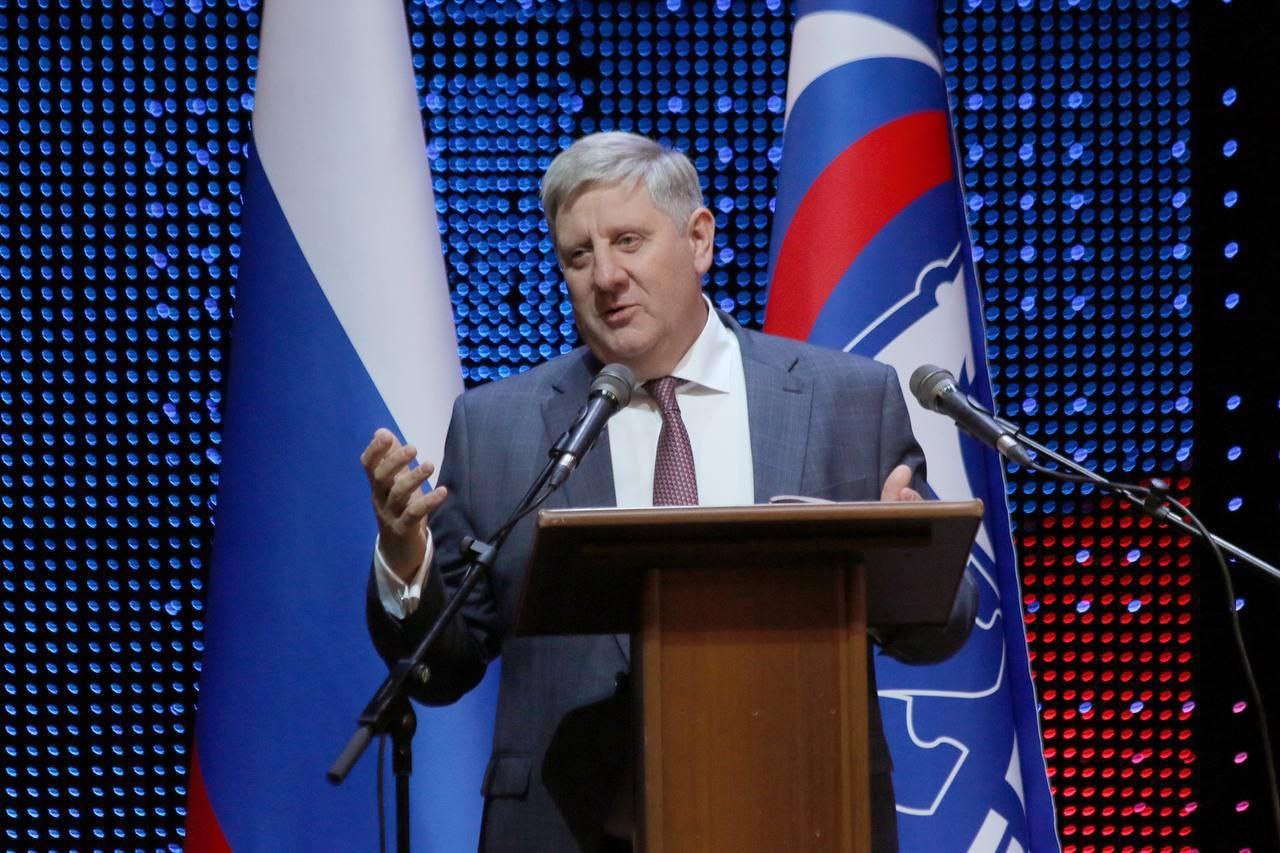 Андрей Чертков вошёл в президиум регионального политсовета "Единой России" в Донецке. На конференции обсудили более 20 проектов — от поддержки семей и инвалидов до благоустройства и развития спорта. Денис Пушилин подчеркнул: реальные перемены возможны только при совместной работе правительства, муниципалитетов, депутатов и общественных организаций. Чертков поблагодарил коллег за доверие. Вместе с Еленой Никитиной и Сергеем Добровольским он теперь отвечает за то, чтобы проекты партии работали на результат и были понятны жителям.