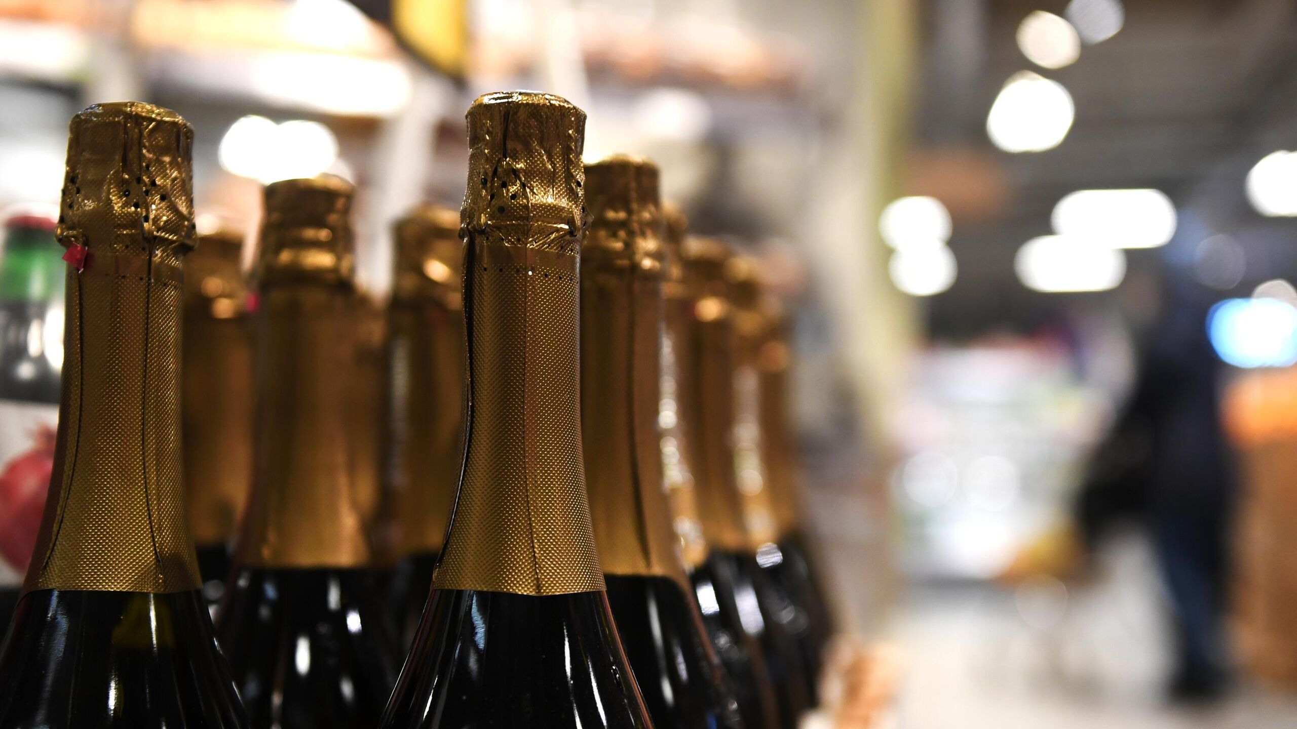 Доля отечественного игристого вина в общем объеме продаж на рынке России увеличилась с 67 в прошлом году до 72 в текущем за счет роста производства и замещения импорта рассказали РИА Новости в Роскачестве Российские игристые вина в общем объеме реализации на отечественном рынке занимают уже более 72 прибавив за год примерно 5 п п за счет роста производства и замещения импорта рассказали в организации Там же добавили что в январе октябре 2025 года было выпущено 146 миллионов литров российского игристого вина что 8 6 больше чем годом ранее По оценкам Роскачества в российской рознице в 2025 году появилось 60 новых ассортиментных позиций игристого вина и российского шампанского Эксперты отмечают не только появление новых торговых марок игристых вин но и расширение ассортимента различных типов тары больших бутылок 1 5 литра маленьких объемов 0 2 0 375 литра в том числе в жестяных банках заключили в организации