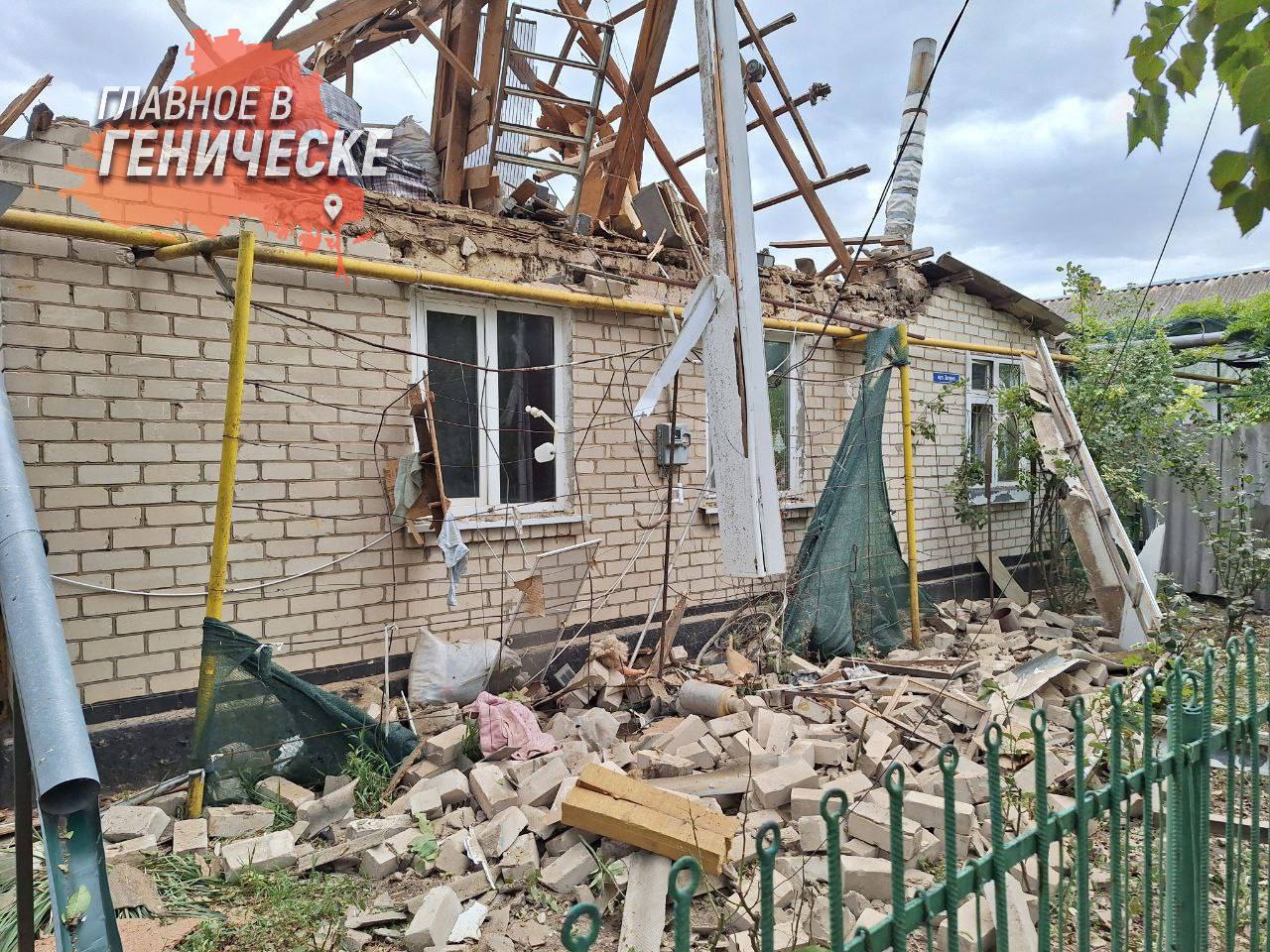 В результате обстрелов со стороны ВСУ за сутки один человек погиб   В Алешках погиб мужчина в результате обстрела ВСУ, еще один мужчина ранен в Новой Каховке. В Раденске повреждено административное здание, в селе Памятное уничтожены нежилой дом и постройки.