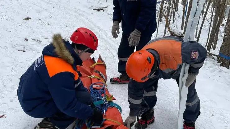 На красноярских Столбах спасатели дважды за день эвакуировали травмированных туристов В районе скалы Ермак 33 летняя женщина повредила голеностоп Спасатели доставили пострадавшую на носилках на пост а затем передали работникам скорой помощи Вскоре в этом же месте поскользнулся и получил травмы мужчина его также эвакуировали и передали медикам Фото КГКУ Спасатель   Подписаться на sibnovosti ru предложить новость