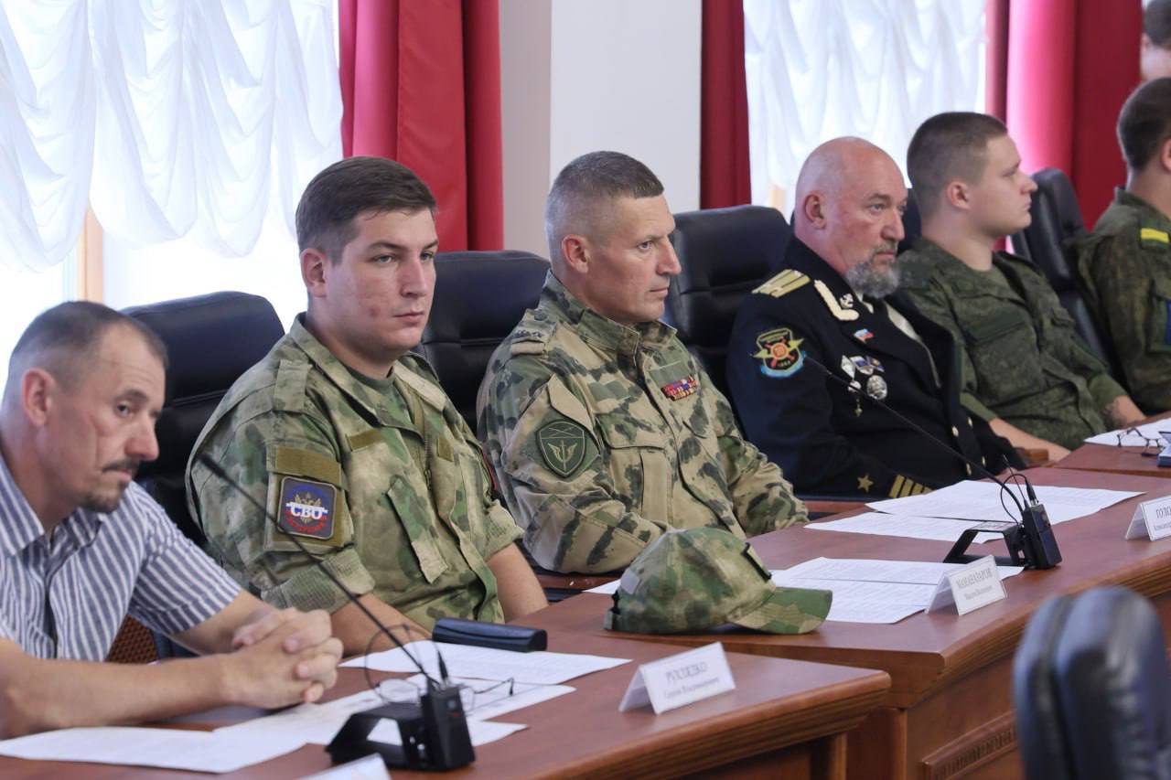 Первое заседание Общественного совета региональной программы «Доблесть Хингана» прошло в ЕАО По итогам заседания был определен первичный список наставников — это члены правительства ЕАО и главы районов. Первый модуль будет посвящен государственной политике и управлению. Обучение стартует 29 июля, в первом потоке новые знания получит 31 участник программы из 256 участников СВО, подавших заявки. Еще 25 человек зачислены в резерв. «Это большое событие для ЕАО. У нас маленькая область, но мы едины в желании сделать страну и малую родину лучше, дать нашим Героям возможность развития и служения в мирной жизни. Для достижения этой цели сделаем все необходимое», - отметила Мария Костюк . Напомним, программа «Доблесть Хингана» 6+ реализуется по поручению Президента России Владимира Владимировича Путина как продолжение федерального проекта «Время Героев». #гп_еао