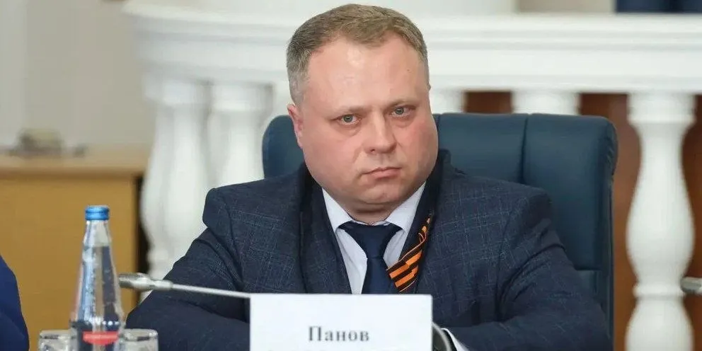 Губернатор Новгородской области Александр Дронов представил нового главного федерального инспектора по региону По его словам одной из главных тем сейчас является подготовка к выборам в 2026 года Губернатор подчеркнул что опыт Андрея Панова поможет в этой работе Ранее господин Панов занимал руководящие посты в прокуратуре Ленинградской области и Ненецкого автономного округа До назначения в Новгородскую область был федеральным инспектором по Архангельской области и Ненецкого АО
