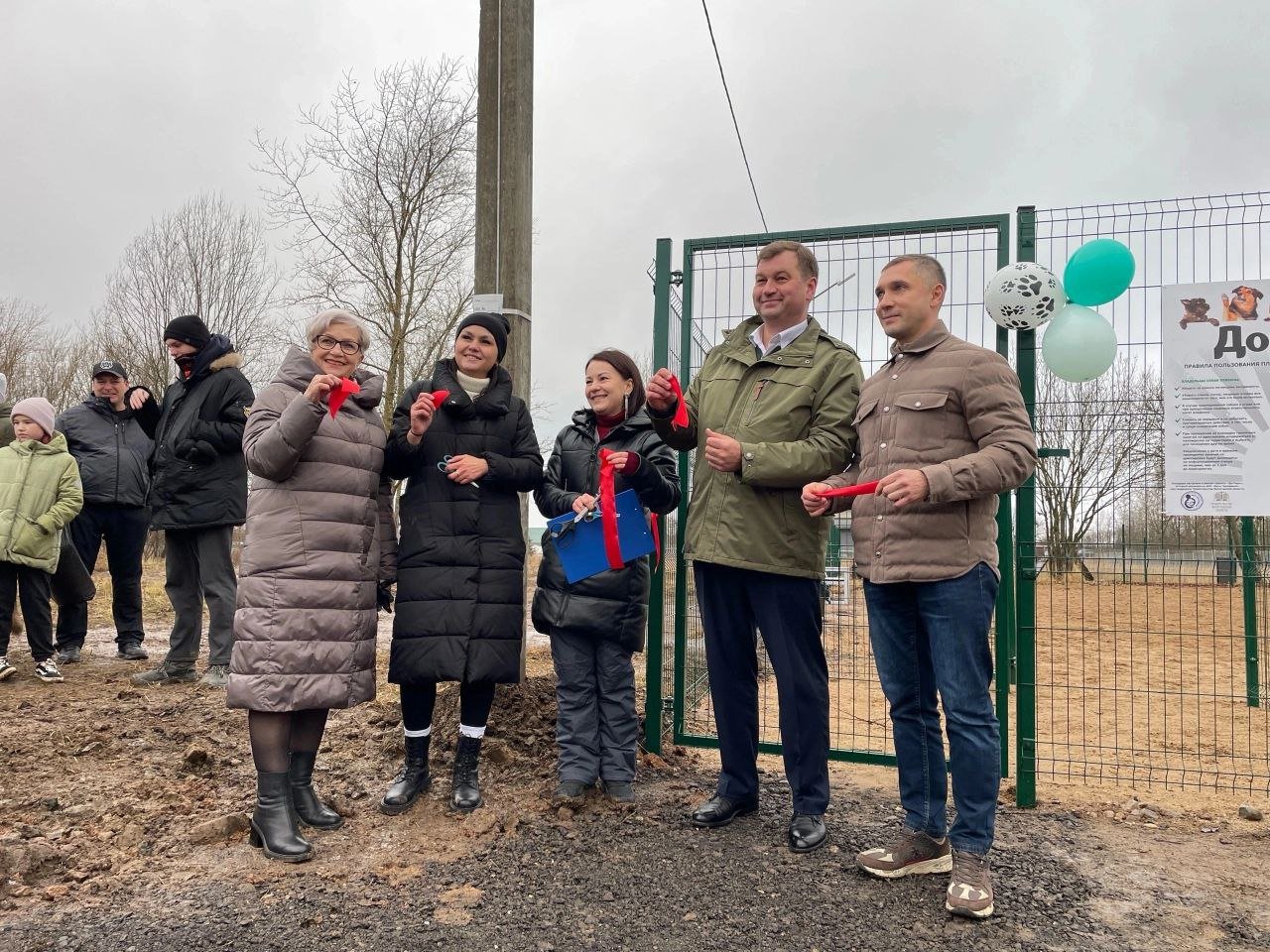 ГородЧе В Череповце открыли новый ДогПарк - первый в Заречье. Площадка для выгула и дрессировки собак находится на улице Леднева. Ее построили вместо пустыря. Собаководов здесь было много всегда, людям нравится, собакам тоже, наконец-то можно выбегаться.  На большой площадке есть навес, функцию которого выполняет старая деревянная остановка, поилки для собак, конструкции для тренировок и освещение. В строительстве помогали депутаты, мэрия и бизнес. @