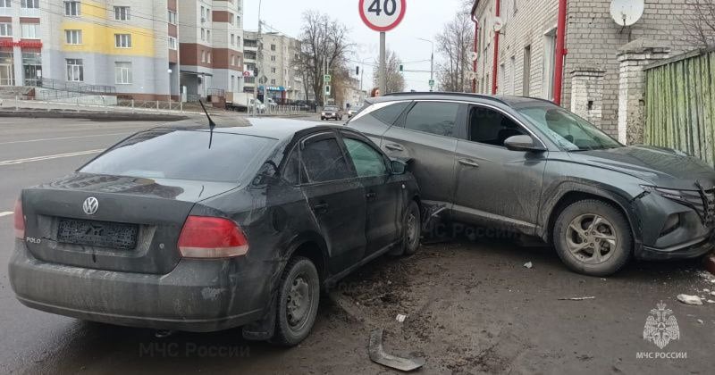 Пожарно – спасательное подразделение приняло участие в ликвидации последствий ДТП в Брянске   Сегодня в ОДС ГУ МЧС России по Брянской области поступило сообщение о ДТП с участием двух автомобилей по адресу: г. Брянск, ул. Почтовая. В ликвидации последствий ДТП принимало участие пожарно-спасательное подразделение, личный состав которого проводил работы по отключению АКБ.    Позвонить и обратиться за помощью пожарно-спасательной службы можно по телефону «0  1  », с мобильного - «1  0  1  ». Единый номер вызова экстренных оперативных служб – «1  1  2  ».   #ДТП  #оперативная_информация #МЧСпоБрянскойОбласти    МЧС Брянской области в ТГ   ГУ МЧС России по Брянской области в ВК   МЧС Брянской области в ОК