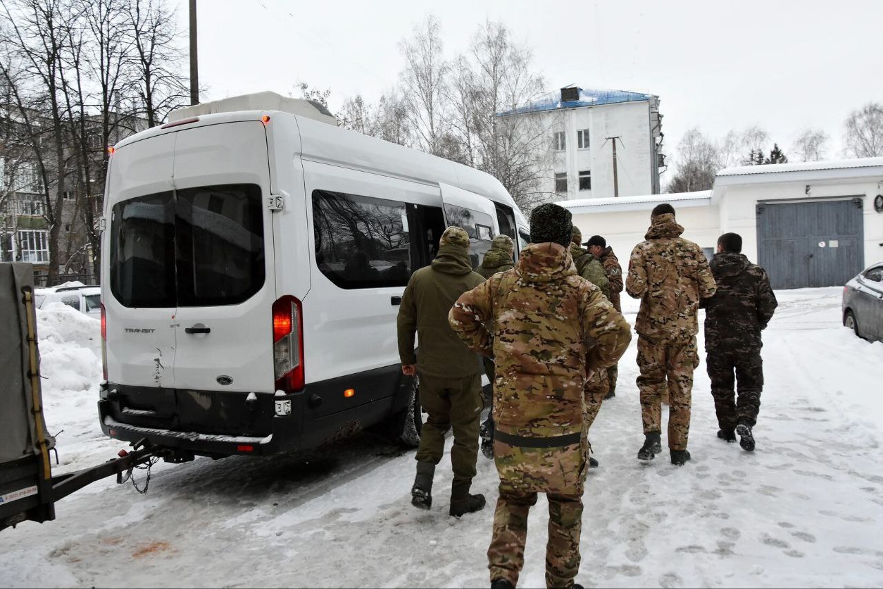 В 2025 году участники СВО из Чувашии получат единовременную выплату в размере 1,4 млн рублей.   Ранее она составляла 1 миллион.  Выплату по решению Главы Чувашии Олега Николаева предоставят жителям Чувашии, в том числе сотрудникам Росгвардии, заключившим контракт на прохождение военной службы, призванным на нее по мобилизации, а также военнослужащим, проходившим службу по призыву  за исключением курсантов военных образовательных организаций .  Выплату смогут получить и иностранные граждане, заключившие контракт на военную службу через Военный комиссариат Чувашии или пункт отбора по контракту в Чебоксарах.  Контракт должен быть заключен с 1 января по 31 декабря 2025 года на срок не менее одного года и предназначен для выполнения задач спецоперации на территории Донецкой, Луганской народных республик, Запорожской, Херсонской областей и на Украине.