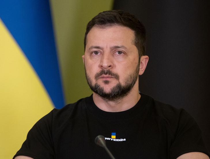 Зеленский сообщил о том, что Украина не может отказываться от территорий из-за Конституции   "Конституция Украины делает невозможным отказ от территории или торг землей", — заявил украинский лидер.  Новости Дня