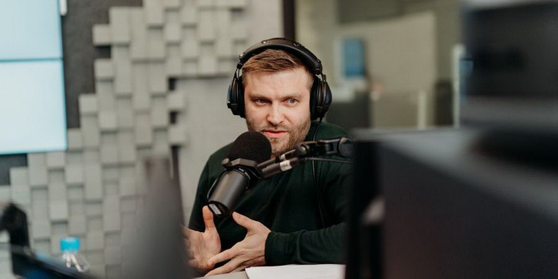 В ГТЛК допустили IPO своего железнодорожного бизнеса на горизонте 1 2 лет Первый заместитель генерального директора лизинговой компании ГТЛК Михаил Кадочников допустил возможность проведения IPO железнодорожного бизнеса ГТЛК на горизонте одного года двух лет Об этом он заявил в программе Инвестиционный час на Радио РБК Единственное что мы предметно смотрели это возможность вывести на IPO один из сегментов нашего бизнеса У нас это железная дорога железнодорожный бизнес ГТЛК особенно его часть операционной аренды Она могла бы иметь акционерную ценность и инвестиционную привлекательность для апсайд инвестора сказал он По словам Михаила Кадочникова время выхода на биржу будет зависеть от конъюнктуры Так в компании ожидают восстановления своего железнодорожного бизнеса к концу 2026 года Наверное если мы могли бы как то синхронизироваться то горизонтом одного двух лет вполне может быть это будет хорошее окно для такого пируэта подчеркнул Кадочников Однако он отметил что к проведению IPO самой ГТЛК компания пока не готова Подробнее В ГТЛК допустили IPO своего железнодорожного бизнеса на горизонте 1 2 лет Подписаться на Сам ты инвестор