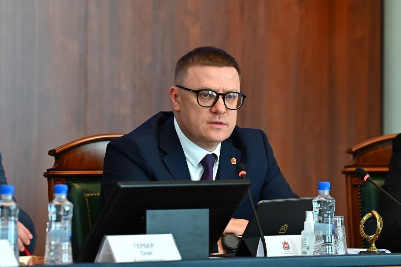Алексей Текслер провел совещание с главами муниципалитетов и региональным правительством Губернатор отметил, что сейчас ведется формирование перечня поручений по всем направлениям, затронутым в Обращении главы региона к Законодательному Собранию области. Каждая тема будет реализована через конкретные программы и решения как на уровне муниципалитетов, так и регионального правительства. О ключевых вопросах совещания: ⏺Борьба с ландшафтными пожарами Было зафиксировано 1718 возгораний. Большинство - вблизи населенных пунктов. Губернатор поручил усилить профилактику, активизировать работу патрульных групп и административных комиссий. ⏺Безопасность на воде С начала года на водоемах области погибли 12 человек. Нужно усилить контроль, разъяснительную работу с населением и продолжить обустройство безопасных пляжей. Задача – полностью исключить трагедии! ⏺Подготовка к отопительному сезону Необходимо усилить качество подготовки в этом году. На эти цели выделены значительные ресурсы, в том числе в рамках проекта «Большой ремонт-74. ⏺Ликвидация свалок Работа продолжается. Выявлены случаи некачественного исполнения контрактов Кизильский, Троицкий районы . Муниципалитетам поручено усилить контроль за подрядчиками и привлекать общественный мониторинг. ⏺Диспансеризация и здравоохранение Медосмотры прошли 1,2 млн жителей. Лучшие показатели – в Кизильском, Октябрьском, Пластовском, Красноармейском, Агаповском и Верхнеуральском округах. ⏺Подготовка к учебному году Все работы в образовательных учреждениях должны быть завершены до 15 августа. Особое внимание – кадровому обеспечению школ, привлечению молодых специалистов через программу «Земский учитель» и цифровые платформы. ⏺Благоустройство В 2025 году на формирование комфортной городской среды направлено 961,5 млн рублей. Работы на всех объектах должны быть завершены до 1 сентября. В рамках нацпроекта «Инфраструктура для жизни» завершилось Всероссийское голосование по выбору объектов будущего благоустройства в 2026-м году. В нем приняло участие свыше 600 тысяч человек. По итогам голосования лучшие результаты показали Кизильский, Чебаркульский, Нагайбакский и Кунашакский муниципальные округа.