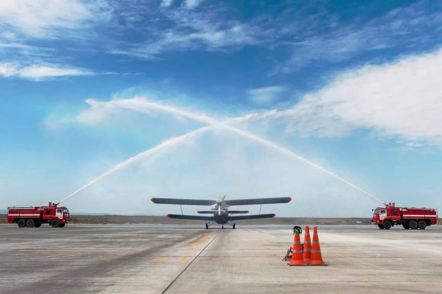 ХабАвиа решились взлететь на потомке Ан 2 Компания Хабаровские авиалинии зафрахтовали у томских коллег Сибаэрокрафт самолет ТВС 2МС Об этом Mashnews рассказали в компании дистрибьюторе ТВС 2МС PMI aero Этот самолет буквально старый Ан 2 но с американским двигателем и меньшим количеством посадочных мест 9 вместо 12 в классическом Ан 2 Разработчики самолета Русавиапром из Новосибирска по информации наших собеседников рассчитывают что выход на рынок Хабаровского края поможет им зарекомендовать свое изделие В регионах с большими расстояниями труднодоступными населенными пунктами и низким пассажиропотоком нужна малая авиация Но коммерческий рынок авиатакси в России пока не оформлен Читать эксклюзив подробнее mashnews эксклюзив