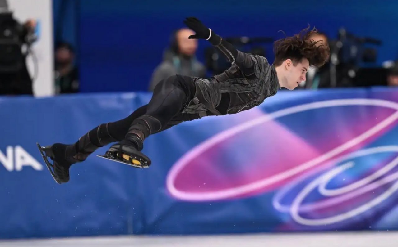 Казахстанский фигурист Михаил Шайдоров занял по итогам короткой программы на Олимпийских играх пятое место Шайдоров получил от судей 92 94 балла Благодаря попаданию в топ 5 он квалифицировался в произвольную программу топ 24 Казахстанец на полбалла уступил итальянцу Даниэлю Грасси 93 46 Первая тройка идет с заметным отрывом француз Адам Сяо Хим Фа 102 55 японец Юма Кагияма 103 07 и американец Илья Малинин 108 16 Отметим что Илья Малинин сын десятикратной чемпионки Узбекистана Татьяны Малининой Подробности на нашем сайте Актуальные новости из Центральной Азии fergananews