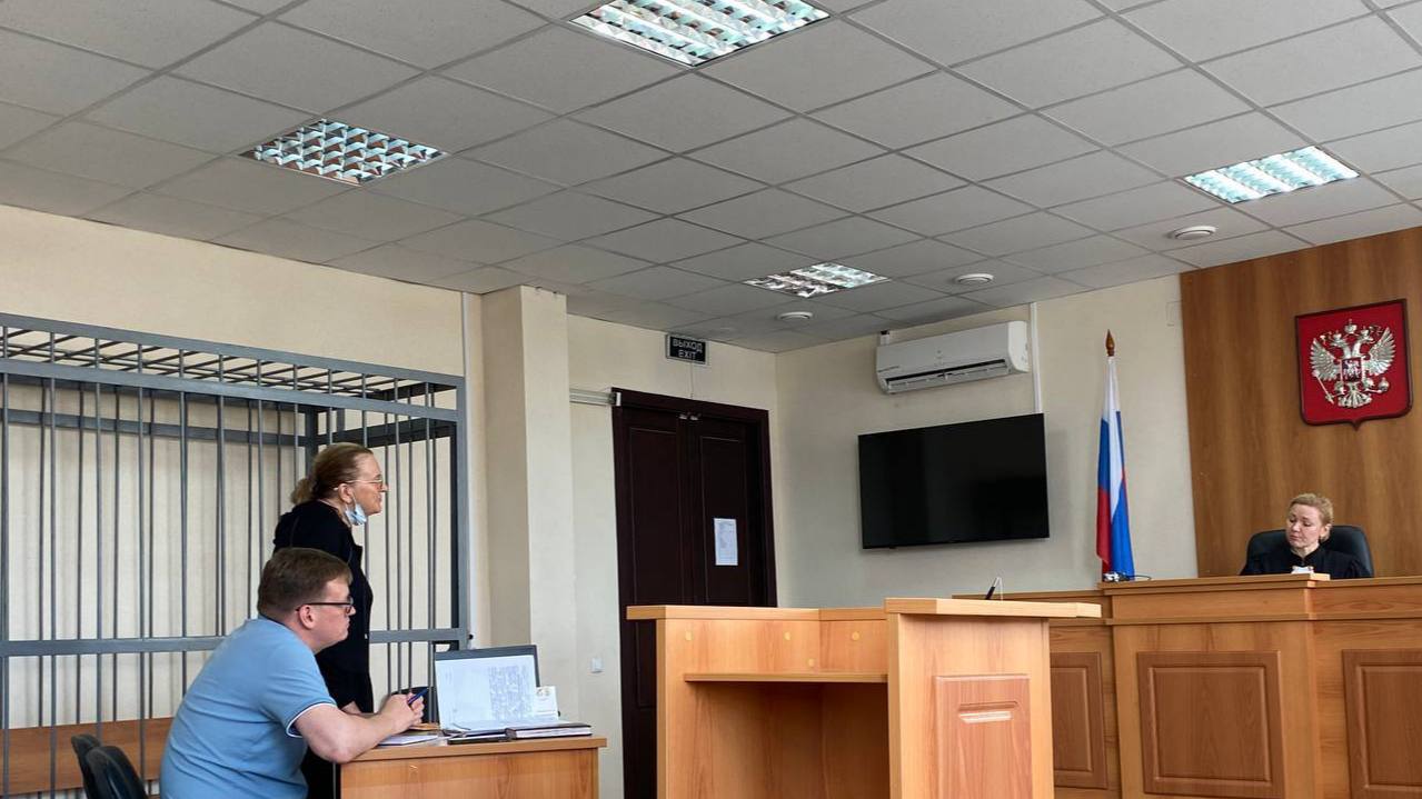Жена экс-вице-мэра Екатеринбурга Контеева пошла под суд — спустя 13 лет в бегах В Свердловском облсуде начался процесс над Ларисой Контеевой — супругой бывшего вице-мэра Виктора Контеева, осуждённого за вымогательства и заказные убийства. По версии следствия, она была его сообщницей и участвовала в переделе активов крупнейшей овощебазы №4. Контееву обвиняют в пособничестве при вымогательстве долей у бизнесмена, которому якобы угрожали, пока он не переписал имущество. Позже доли, по версии обвинения, легализовали через цепочку фиктивных сделок. В 2011 году, после начала уголовного дела, Контеева сбежала за границу и почти 13 лет скрывалась. В конце 2024-го она вернулась в Россию — по слухам, с явкой с повинной. Сейчас бывшая супруга уже осуждённого чиновника находится под подпиской о невыезде. Суд проходит в закрытом режиме. Подписаться Прислать новость