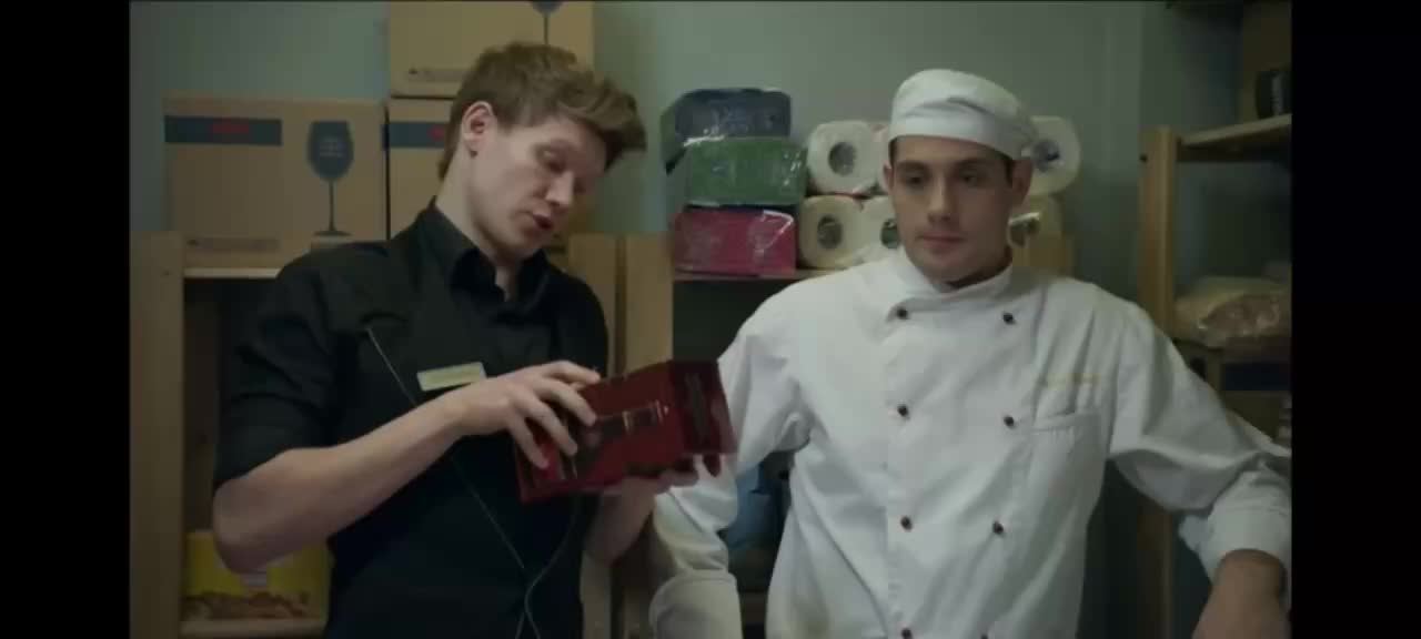 Телеканал СТС удалил сцену с украинским флагом из сериала «Кухня»