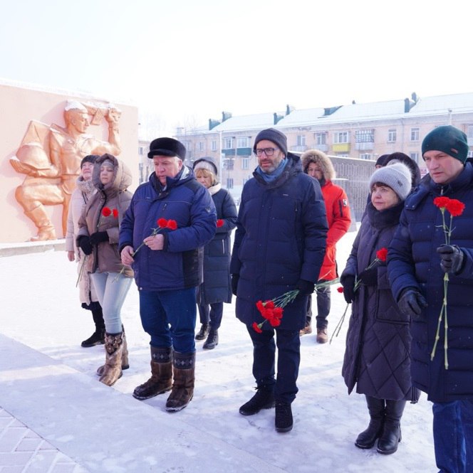 Депутаты Законодательного собрания Иркутской области провели оценку реализации инициативных проектов и программы по созданию комфортной городской среды в Зиме.   Особое внимание было уделено благоустроенному в 2024 году парку Победы, который стал значимым местом для жителей Зимы. В парке была обновлена площадь воинской славы, отремонтирована стела «Родина-мать» и установлена стена памяти в честь зиминцев, погибших в годы Великой Отечественной войны. Общая сумма, выделенная на благоустройство парка, составила 34,7 миллиона рублей.  – Важно, что сегодня парк стал местом притяжения для зиминцев всех возрастов. И в преддверии празднования 80-летия Великой Победы все муниципалитеты региона должны уделить самое пристальное внимание памятным местам, – подчеркнул спикер Заксобрания Александр Ведерников.