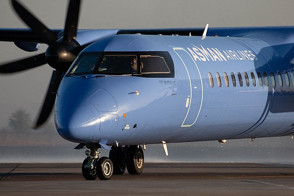 В Кыргызстан прибыл третий самолет для государственной авиакомпании Asman Airlines Сегодня Кыргызстан сделал еще один шаг к развитию собственной авиации в Международный аэропорт Манас прибыл третий самолет Dash 8 Q400 для государственной авиакомпании Asman Airlines Об этом сообщает AVIA RU со ссылкой на данные пресс службы ОАО Аэропорты Кыргызстана Как отмечается в соощении приобретение новой техники позволит расширить географию полптов сделать авиаперевозки более доступными и удобными для жителей всех регионов страны Dash 8 Q400 современный надежный и экономичный самолет вместимостью до 80 пассажиров Благодаря своим характеристикам он является идеальным региональным самолетом для Кыргызстана где особенно важна связь как между крупными городами так и с отдаленными уголками республики заявили в компании aviaru net n287197