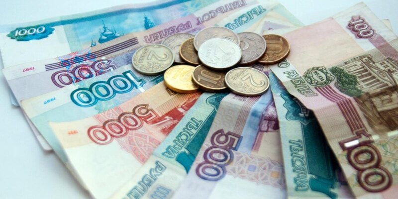 В Госдуме предложили ввести новую налоговую выплату для определенных категорий работников. Единовременная выплата в случае одобрения инициативы будет ежегодно выплачиваться педагогам, врачам, фармацевтам, артистам и ученым. Размер будет определяется разницей между реально уплаченным налогом на доходы физлиц НДФЛ за прошедший год и суммой налога, рассчитанной по ставке 6% от тех же доходов. Таким образом государство будет возвращать работникам от 7 и более процентов их годового дохода. По мнению инициаторов законопроекта, это повысит благосостояние граждан, а также поможет увеличить кадровую укомплектованность специалистами в самых удаленных регионах страны.