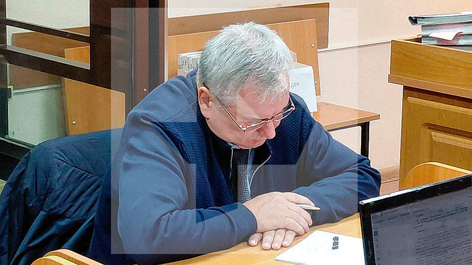 Прокурор запросил 3 года условно для экс судьи 2 го Западного окружного военного суда Альберта Тришкина по делу о стрельбе в таксиста Об этом сообщил корреспондент РЕН ТВ из зала Видновского городского суда в Подмосковье По версии следствия в августе 2024 года бывший судья поругался с таксистом который заблокировал ему путь и выстрелил ему в ногу из травматического пистолета По утверждению Тришкина он нашел пистолет за гаражами за два дня до инцидента и собирался сдать его в органы УВД но не успел Он также указал на то что хотел лишь пригрозить таксисту пистолетом но тот пытался выхватить оружие после чего Тришкин нажал на курок Судья извинился и предложил компенсацию Пострадавший начал называть разные суммы от 600 тыс до 6 млн так и не назвав окончательной Ранее сообщалось что сотрудники правоохранительных органов не смогли обнаружить на месте конфликта гильзы от пуль Также стало известно что Тришкин хамил и угрожал полицейскому который пытался взять у него объяснение по делу В свою очередь экс судья заявил что не воспринял звонок сотрудника МВД всерьез решив что ему позвонил мошенник Суд избрал Тришкину подписку о невыезде и надлежащем поведении СК в июле получил от Высшей квалификационной коллегии судей разрешение на возбуждение уголовного дела которое возбудили 28 сентября Отмечалось что ему грозит до 5 лет лишения свободы РЕН ТВ в Telegram в MAX