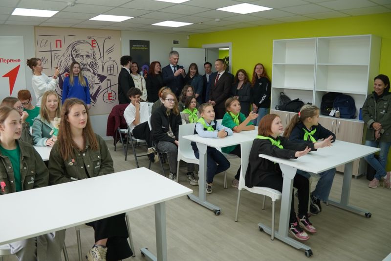 Новое пространство молодежного центра ВМесте открылось в Петропавловске В Петропавловске Камчатском на улице Горького 16 открылось новое пространство молодежного центра ВМесте созданное на средства федерального бюджета передает агентство КАМЧАТКА ИНФОРМ со ссылкой на горадминистрацию Уверен что обновлённое пространство станет новой точкой притяжения для городской молодёжи заявил глава Петропавловска Евгений Беляев Открытие площадки стало возможным благодаря поддержке Росмолодежи в рамках федерального проекта Россия страна возможностей В цокольном этаже жилого дома сделали капитальный ремонт купили мебель и оборудование Как отметил Беляев заявку на финансирование удалось выиграть со второго раза В день открытия для гостей провели мастер класс по граффити стратегическую сессию с представителями местных молодежных объединений и лекцию о грантах В новом центре работают несколько тематических площадок включая Пространство действий Медиа и Дискуссии Молодежный центр работает с понедельника по пятницу с 9 00 до 22 00 КАМЧАТКА ИНФОРМ новости Камчатки в Telegram Фоторепортажи и эксклюзивные материалы на kamchatinfo com НАПИСАТЬ НАМ
