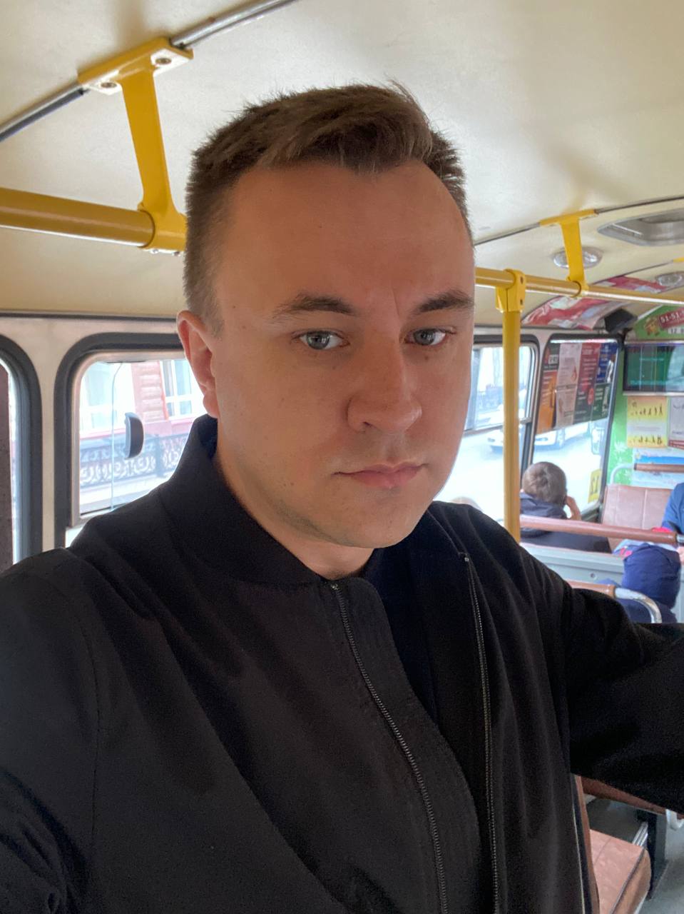 Член общественного совета при Минтрансе назвал Томск в числе городов с худшим общественным транспортом  Глава общественной организации «Объединение пассажиров» Илья Зотов опубликовал десятку городов с самым низким качеством работы общественного транспорта.  В мае 2024 года Зотов приезжал в Томск. Он отметил грязный транспорт, отсутствие льгот для студентов у перевозчиков-частников, неработающие информационные табло, отсутствие расписания, кондукторов и выделенных полос, остановки без навесов и предложил отменить вечерний тариф.  «В целом, Илья Зотов неплохо отозвался о состоянии общественного транспорта в Томске. Оказывается, есть ситуации хуже», — удивился тогда мэр Томска Дмитрий Махиня.  Вместе с Томском в десятку худших попали Иваново, Иркутск, Ульяновск, Хабаровск, Орел, Ростов-на-Дону, Ставрополь, Оренбург и Махачкала.  Фото: Илья Зотов