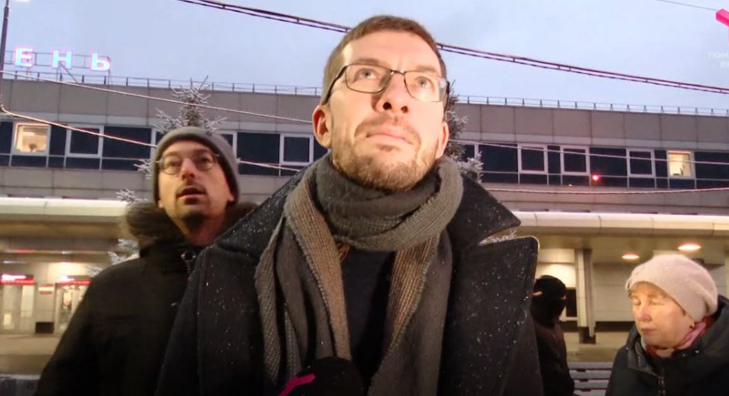 В Тюмени побывал представитель Евросоюза Глава отдела политики прессы и информации представительства Евросоюза Гиттон Жослен Тибо Жульен Ирене побывал в Тюмени Утром 2 ноября у поезда на который он садился местные журналисты задали ему ряд вопросов Ранее гражданин Франции занимал должность советника по экономическим вопросам Представительства ЕС на Украине Мужчина прекрасно понимает и говорит по русски Но старательно игнорировал вопросы журналистов ожидая своей посадки на поезд Проронив лишь фразу что считает Тюмень красивым городом рассказал телеканал Тюменское время в своем ТГ канале Журналисты ссылаясь на проверенные источники сообщают что европейский дипломат скрытно прилетел в Тюмень его целью была встреча с лицами не поддерживающими текущий государственный курс РФ Есть информация что после Тюмени он направился в Екатеринбург Фото скриншот видео Подписаться Больше новостей