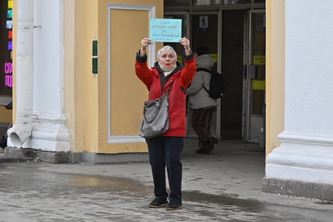 Сегодня в Санкт-Петербурге пройдет суд над блокадницей 83-летняя петербурженка Людмила Васильева «провинилась» в том, что до сих пор не боясь говорит правду и называет «СВО» войной. Сегодня в 11 утра в Куйбышевском районном суде будет рассмотрено административное дело о «дискредитации» армии. Эту самую дискредитацию силовики увидели в ее плакате, с которым блокадница вышла в годовщину войны. На нем было написано: «Люди! Остановим войну! Мы ответственны за мир на планете Земля». Теперь ей грозит штраф в 30-50 тыс. рублей. Если что-то и есть тут «дискредитация», то вот только такие судебные процессы. Они дискредитируют саму систему, ведь с телеэкранов людям постоянно льется про величие страны и консолидацию, а на деле же силовики старательно и упорно затыкают любой несогласный голос.