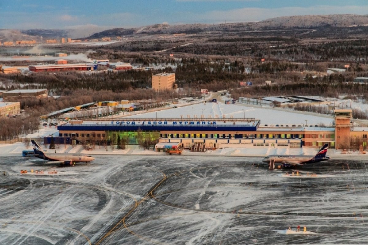 С 21 января из аэропорта Мурманск можно уехать прямо в Териберку Новый ежедневный маршрут 241Э запустили по поручению губернатора Андрея Чибиса Автобус отправляется от железнодорожного вокзала Мурманска в 9 00 затем в 10 15 заезжает в аэропорт А в Териберку он прибывает к 13 30 Обратный рейс отправляется из Териберки в 16 30 В аэропорт он заезжает в 19 30 а на ж д вокзал Мурманска прибывает в 20 00 Билеты можно купить в кассах автовокзала или у водителя При сложных погодных условиях автобусы будет сопровождать дорожная техника Прямое сообщение упростит путь туристов к знаменитому берегу Северного Ледовитого океана