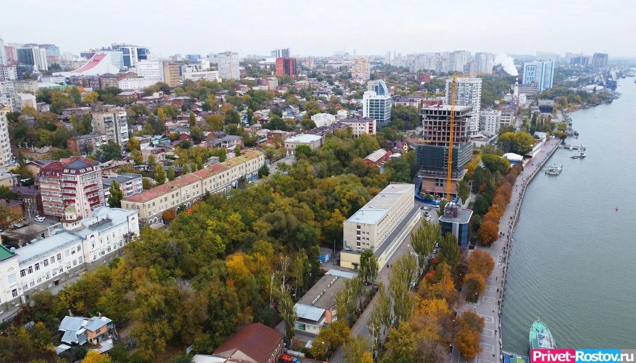 В Ростове собираются изымать земли для продления городской набережной  Глава Администрации Ростова подписал постановление об изъятии у владельцев земельных участков на улице Береговой. Земля нужна властям для реализации проекта по продлению набережной. В документе прописано, что изъятию подлежат участки на отрезке от Богатяновского спуска до улицы 13-й Линия.  Под снос пойдут складские помещения, нежилые здания, промышленная база, беседка и проходная. Независимый оценщик, нанятый мэрией, определит стоимость каждого участка. Владельцам предложат компенсацию, и если сумма их не устроит, то вопрос будет решаться в судебном порядке.  Напомним, о продлении набережной еще на два километра власти заговорили еще в начале 2020-х годов.   -Rostov.ru