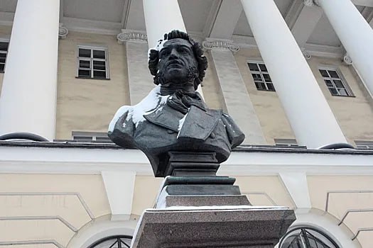 В Одессе начали заколачивать памятник Пушкину который защищал лишенный Зеленским гражданства экс мэр города Геннадий Труханов От Первого Лица Мы в MAX