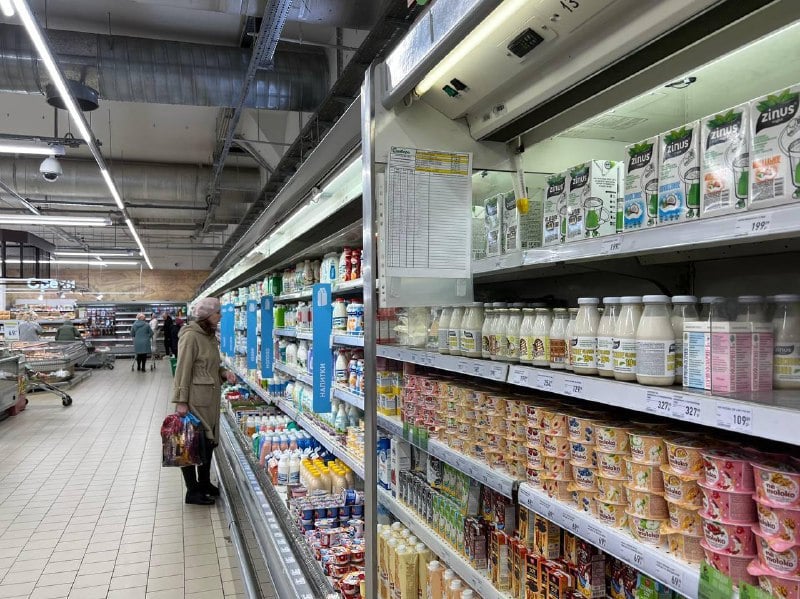 Крупные ретейлеры Приморского края связывают рост цен на молочную продукцию с рядом факторов на стороне поставщиков: это подорожание логистики, топлива, упаковки, увеличение ключевой ставки и не только. Представители торговых сетей пояснили РБК Приморье, почему «золотым» на прилавках магазинов становится не только молоко, но и сливочное масло.  «Рост цен на молочную продукцию вызван увеличением поставщиками отпускной цены. <...> Если говорить о сливочном масле, то сейчас на рынке наблюдается еще и его дефицит: импортные производители данной категории перестали поставлять продукцию в нашу страну из-за санкций, а местные заводы пока не готовы восполнить спрос. Это привело к увеличению цен в среднем на 15-20%», – комментируют ситуацию в «Реми», отмечая, что существенные скачки цен начались летом 2024 года.  По данным Приморскстата, сливочное масло действительно является наиболее подорожавшим продуктом в молочной категории: от 1107,25 до 1437,61 руб./кг с января по ноябрь – то есть ценник вырос на 29,84%.