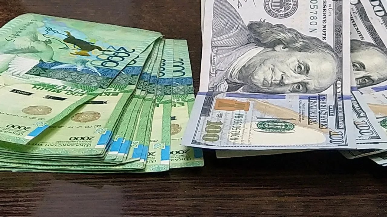 Доллар может вырасти до 573 тенге — прогноз аналитиков ухудшился  Ранее Ассоциация финансистов Казахстана ожидала, что цена иностранной валюты дойдет до 548,5 тенге. Прогноз на месяц также скорректирован — с 523,4 до 541,7 тенге.  В организации объяснили, что на ожидания повлияли: нестабильность валютного рынка, прогнозируемое снижение профицита торгового баланса, рост спроса на валюту и колебания цен на сырье.  Прогноз инфляции на год вперед вырос с 10,4% до 11,3% из-за повышения налогов, роста затрат бизнеса и подорожания импорта на фоне ослабления тенге.  Прогноз по базовой ставке на год увеличен с 14,75% до 15,25%, реальная ставка — до 4,9%.