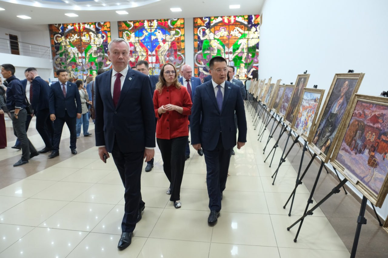 Выставка «Сибирь многоликая» открыта в Павлодаре Республики Казахстан Новосибирский государственный художественный музей принимает участие в Днях культуры Новосибирской области в Павлодарской области Республика Казахстан . Официальная церемония открытия Дней культуры Новосибирской области состоялось во Дворце культуры им. Естая г. Павлодар, где была размещена планшетная выставка живописных работ «Сибирь многоликая». Губернатор Новосибирской области Андрей Травников и Аким Павлодарской области Асаин Байханов ознакомились с экспозицией. Новосибирский государственный художественный музей подписал с Павлодарским областным художественным музеем имени Н. Нурмухаммедова соглашение, которое предполагает проведение совместных выставок. В этот же день состоялось торжественное открытие выставки «Сибирь многоликая. Графика» в Павлодарском художественном музее. С приветственным словом на нем выступила министр культуры Новосибирской области Юлия Шуклина. Подробнее