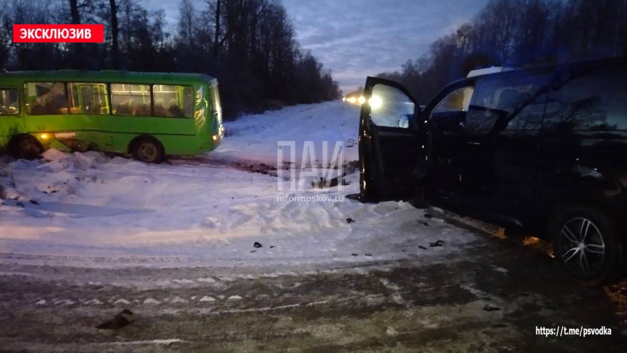 Автобус и микроавтобус столкнулись  в Псковском районе    В Псковском районе,  у деревни Стремутка,  на 307-м километре трассы Р-23, произошло столкновение микроавтобуса и автобуса.   Пострадавших нет.  На месте работали спасатели АСС, бригада скорой помощи, сотрудники ГАИ.   Обстоятельства произошедшего выясняются.  #Псковскийрайон