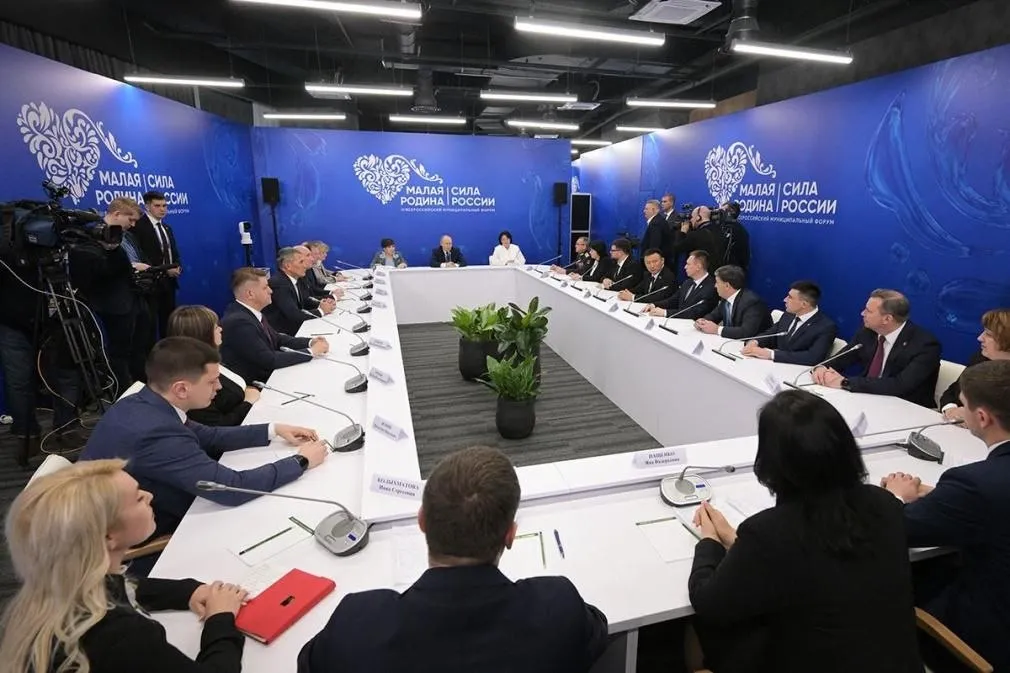 Владимир Путин поддержал предложение Единой России об обязательном сохранении в федеральном бюджете расходов на социальную газификацию С инициативой к Президенту на встрече с представителями муниципального сообщества обратился председатель Ульяновской гордумы депутат от партии Илья Ножечкин Только в Ульяновской области за счет программы газифицированы 56 населенных пунктов сообщил Илья Ножечкин Для жителей действуют две базовые программы поддержки предоставление адресной материальной помощи и субсидий многодетным семьям участникам специальной военной операции членам их семей ветеранам боевых действий и другим льготным категориям граждан Для меня как для ульяновца в первую очередь программа важна с точки зрения развития обширной пригородной зоны Для нас это практически половина территории города И именно жители пригородных территорий попросили меня обратиться к вам чтобы эта программа жила в это непростое для бюджета время чтобы она сохранялась продолжала помогать людям в виде защищённой строки в федеральном бюджете сказал он Владимир Путин отметил что программа востребована В среднем по стране уровень газификации 75 В ближайшие годы она должна вырасти еще на 8 3 И к 85 должна приблизиться к 2030 году Программа постоянно дополняется она начала распространяться на объекты социального культурного значения и так далее Надеюсь что решения которые связаны с субсидированием отдельных домохозяйств газового обустройства на некоторых домовладениях тоже работают Мы стараемся подойти к этому очень внимательно и стандартизировать оборудование с тем чтобы снизить его стоимость Программа безо всяких сомнений будет продолжаться подчеркнул Президент Напомним инициативу по запуску программы социальной газификации озвучил Президент Владимир Путин в ходе Послания Федеральному Собранию Глава государства также поручил регионам выделять субсидии размером не менее 100 тысяч рублей отдельным категориям льготников на приобретение газового оборудования и оплату работ по его подключению 1 декабря 2022 года программа социальной догазификации приобрела бессрочный характер и была расширена за счёт включения в неё социальных объектов Источник фото Алексей Никольский РИА Новости Подписывайтесь на нас в МАХ ergosdumaofficial