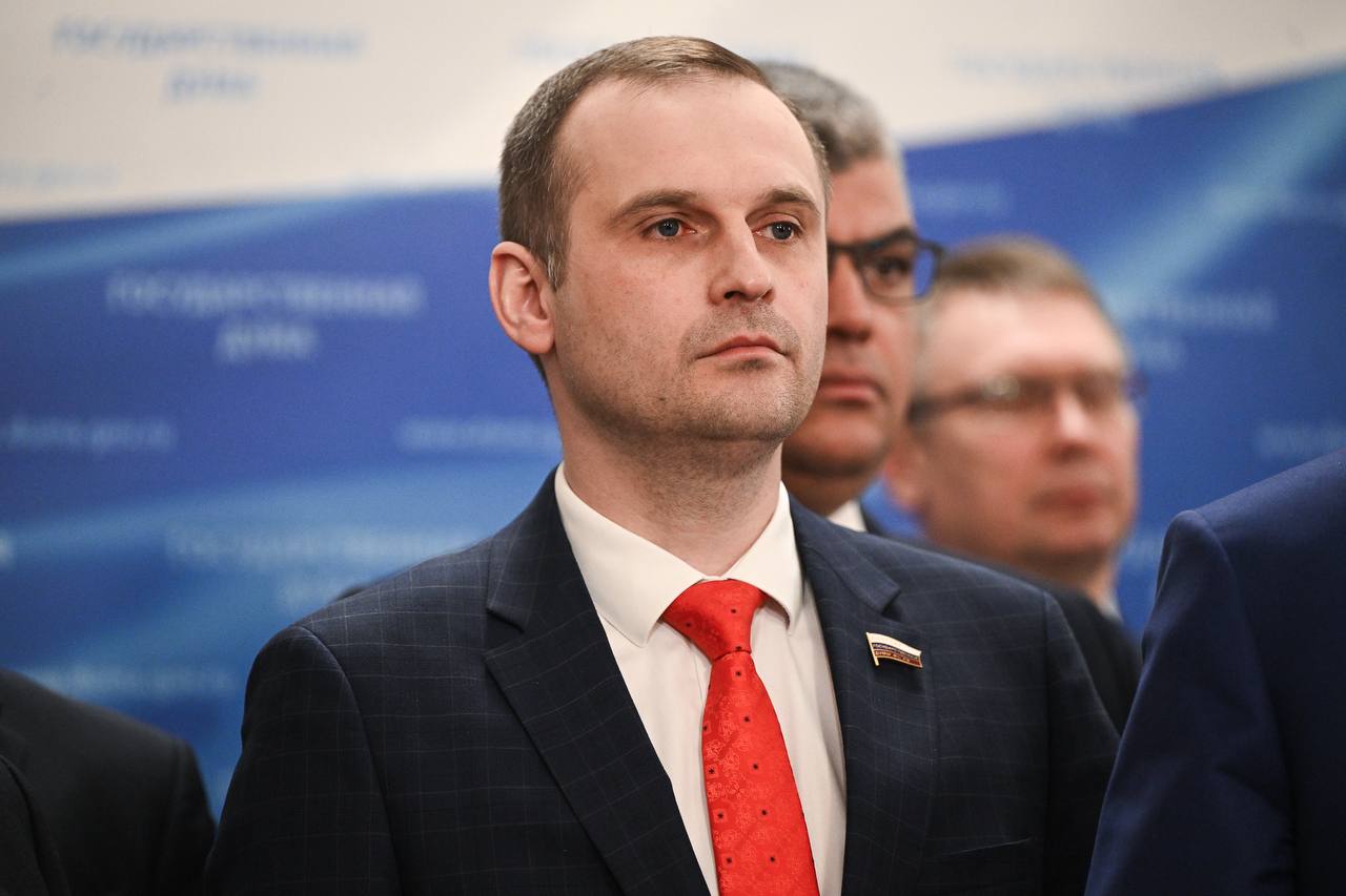 ЛДПР предложила освободить участников СВО и многодетных от налога на проценты по вкладам Депутаты фракции ЛДПР в Государственной Думе во главе с Председателем партии Леонидом Слуцким предложили включить в перечень доходов, которые не подлежат налогообложению, средства в виде процентов по вкладам в российских банках, полученные в 2025-2027 годах участниками специальной военной операции, а также многодетными семьями. Соответствующий законопроект направлен на заключение в Правительство Российской Федерации 21 июля 2025 года. «Создание особых условий и всесторонняя поддержка участников специальной военной операции, а также многодетных семей — один из национальных приоритетов для нашей страны. Об этом неоднократно говорил Президент. О необходимости сделать все возможное, чтобы наши бойцы и граждане, воспитывающие трех и более детей, никогда ни в чем не нуждались, регулярно заявляет и ЛДПР. Мы должны освободить наших защитников, рискующих жизнью в зоне боевых действий, и граждан, поднимающих нашу демографию, от лишних трат. Уплата налога на проценты по банковским вкладам может быть обременительна для этой категории граждан. Поэтому ЛДПР предлагает в качестве дополнительной меры поддержки включить в перечень доходов, которые не подлежат налогообложению, средства в виде процентов по вкладам в российских банках, полученные в 2025-2027 годах. Семьи бойцов и многодетные граждане не должны нести дополнительную финансовую нагрузку, сэкономленные средства они смогут потратить на обучение, развитие, улучшение жилищных условий или отдых», — рассказал заместитель руководителя фракции ЛДПР в Государственной Думе, председатель Комитета Госдумы по охране здоровья Сергей Леонов. Начиная с 1 января 2025 года, все граждане должны платить налог на процентный доход по вкладам и счетам, размещенным в российских банках. Сейчас ставка налога составляет 13% — если доход не превышает 2,4 млн рублей, и 15% — если доход выше этой суммы. При этом в 2021 и 2022 годах, Указом Президента России, эти доходы не облагались налогом, но впоследствии такая поддержка больше не предоставлялась, даже для отдельных категорий граждан.