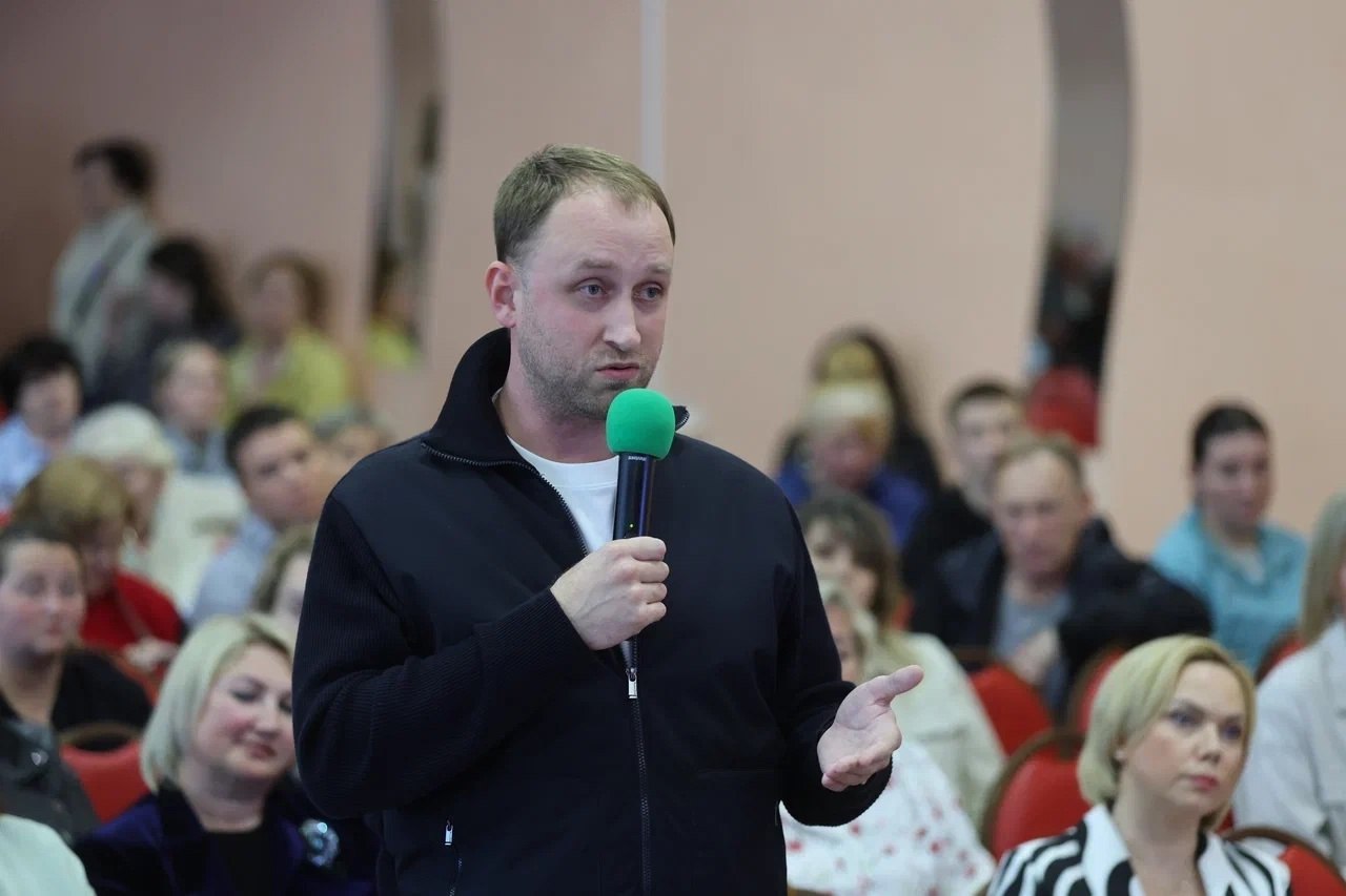 Дмитрий Морев встретился с жителями Ломоносовского округа  В ходе беседы обсудили вопросы благоустройства, ремонта тротуаров, освещения, расселения из деревянных домов и многое другое.  По традиции глава Архангельска записал несколько адресов с разбитыми дворовыми проездами, которые горожане предложили включить в программу ремонта. За четыре года  уже приведено в порядок около 160 дворовых проездов в городе, в списке еще не менее 200. Эта работа будет продолжена.  Дмитрий Морев сообщил жителям, что в этом году будут благоустроены две зоны округа: в районе бывшего ТЦ «Прага» появится парк отдыха «Добро», а на территории школы № 33 - большая спортивная зона «Школьный квартал». Благоустройство будет выполнено в рамках проекта "Комфортное Поморье", иницированного губернатором Александром Цыбульским.  На встрече затронули  и тему дорожного ремонта. Самый крупный объект, который сегодня в работе, улица Володарского. Контракт двухлетний, предполагает замену всех коммуникаций: водопровода, дренажа, канализации, электросетей.  Глава Архангельска рассказал о ходе реконструкции площади Профсоюзов. Археологические работы несколько затормозили процесс, но сейчас подрядчик вошел в график. В этом году завершат ремонт проезжей части и откроют ее для движения. На следующий год намечено благоустройство территории около собора. А в конце 2026 года – открытие площади. В планах благоустройство территории около Дворца спорта и рынка.  По итогу почти трехчасового общения более 20 вопросов взяты в работу и на контроль главы. Встречи в таком формате будут продолжены.