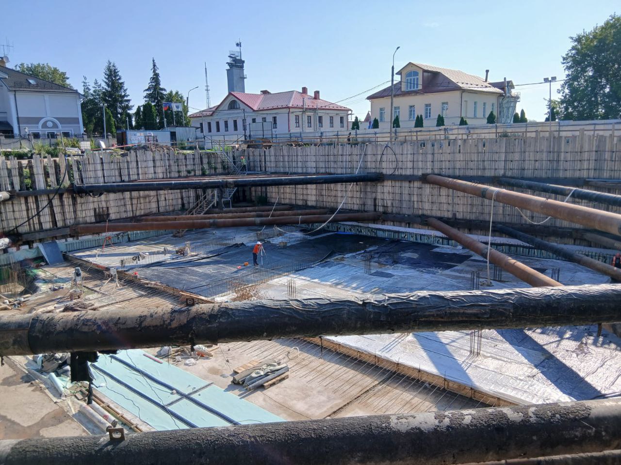 В Великом Новгороде началось устройство фундамента нового историко-археологического центра имени Янина На территории будущего музейного центра площадью 6,2 тыс. кв. м уже завершена разработка котлована и началось устройство монолитной фундаментной плиты. Новый центр обеспечит Новгородский музей-заповедник новым хранилищем для размещения более 30% его фондов. Помимо этого, там появятся реставрационные мастерские, лекционные залы, студии для работы с молодежью и многое другое. Объект строится в самом центре Великого Новгорода – на территории Троицкого раскопа. Инициатива по строительству историко-археологического центра им. В.Л. Янина поддержана Председателем Правительства РФ Михаилом Мишустиным.