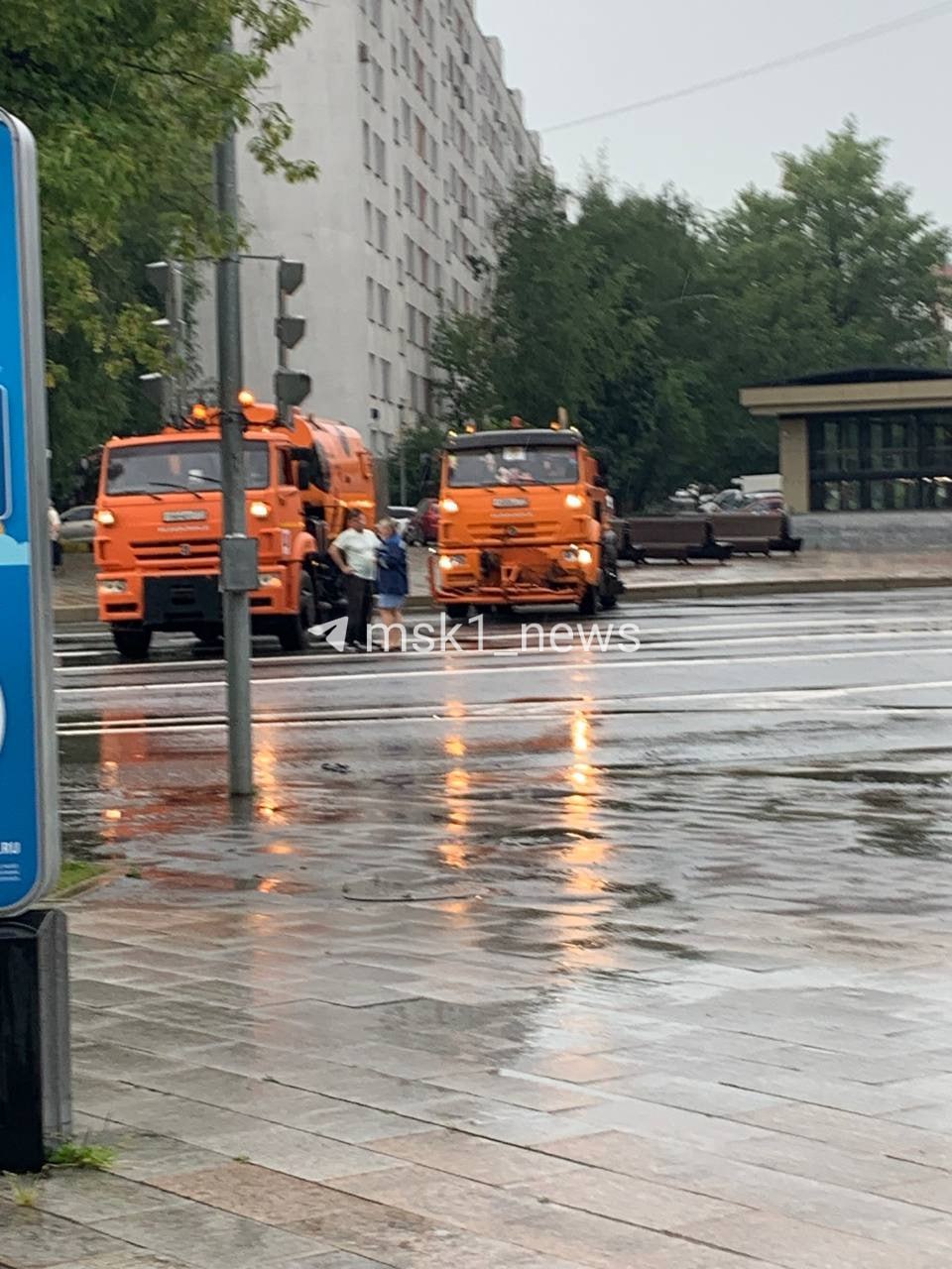В районе Выхино-Жулебино из-за подтопления перекрыли Ташкентскую улицу. На данный момент проезд полностью заблокирован — поперёк дороги выстроились Камазы. Подарить буст