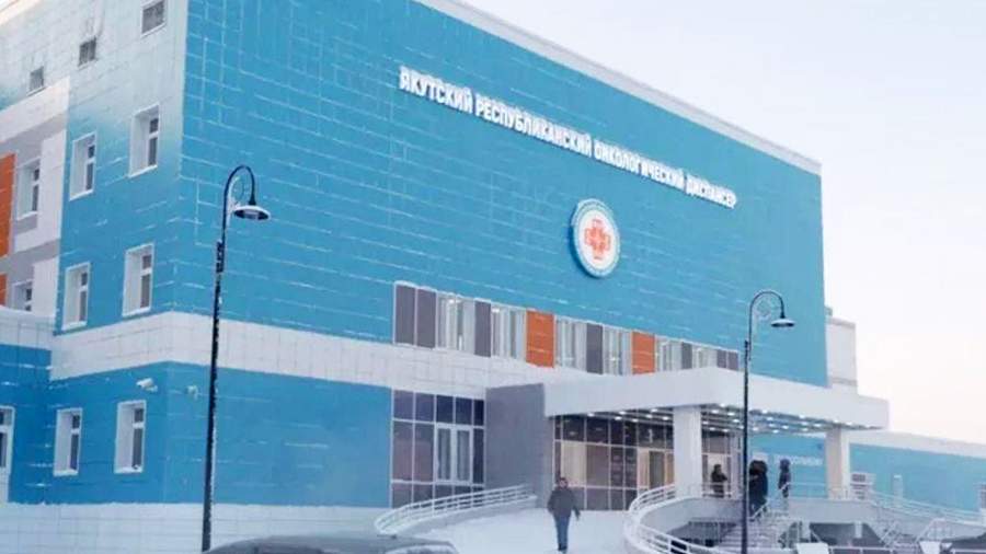 В Якутии больше половины случаев рака выявляют на ранней стадии Согласно официальным данным Министерства здравоохранения Республики Саха Якутия на I II стадиях выявляется 57 3 злокачественных новообразований Показатель впервые превысил плановый целевой индикатор федерального проекта Борьба с онкологическими заболеваниями установленный на уровне 57 В последние годы Якутия получила новые цифровые маммографы низкодозовые компьютерные томографы для скрининга легких оборудование для иммуногистохимических исследований Внесли свой вклад диспансеризация и работа выездных медицинских бригад в отдаленных районах Ключевой задачей остаётся обеспечение доступности лечения Для многих пациентов из арктических и удалённых районов путь до специализированного центра в Якутске остаётся долгим и затратным Чтобы решить эти проблемы в Якутии идёт процесс централизации онкологической службы на базе Республиканского онкологического диспансера За это время медицинская помощь в Онкоцентре оказана во время 42 тысяч посещений на 15 больше по сравнению с прошлым годом Проведено 4300 операций это больше на 20 Благодаря новым методам диагностики свыше 57 онкологических заболеваний выявлено на ранних стадиях рассказал глава Якутии Айсен Николаев Якутия