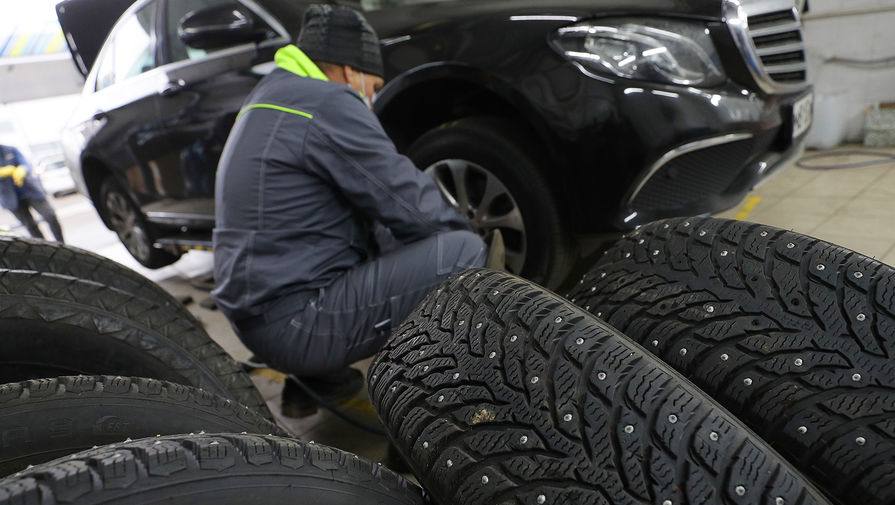Автомобилистам в Москве в начале следующей недели следует сменить летнюю резину на зимнюю Ведущий специалист информационного агентства Метеоновости Татьяна Позднякова отметила что в начале третьей декады октября среднесуточная температура воздуха становится 5 градусов Этот показатель является пределом когда эластичность резины уменьшается Ранее стало известно что погода в России переходит в зимний режим В стране не осталось регионов где было бы тепло что говорит о наступлении периода предзимья Подписывайся на Москвач