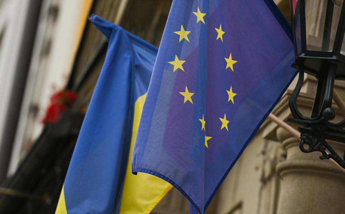 ЕС уже сегодня начнёт разрабатывать план возвращения украинцев на родину, — Politico. По данным издания, планируется создание «центров единства» для поддержки тех, кто рассматривает возможность возвращения в Украину. Первые такие центры откроются в Германии и Испании.