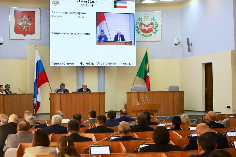 Верховный совет Хакасии 21 мая преодолел вето главы региона Валентина Коновалова на скандальный закон о межбюджетных отношениях. Бывший председатель Верховного Совета Владимир Штыгашев заявил, что парламент республики утратил дееспособность и подлежит роспуску. «Верховный Совет недееспособный, и президиум, и председатель. Он подлежит роспуску!» — заявил Штыгашев, ныне представляющий фракцию КПРФ. Подробнее – на Бабре #хакасия