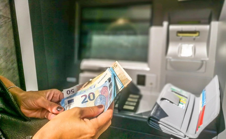 Мария Захарова живущая в Италии с 2008 года сталкивается с блокировками счетов задержками зарплаты и дополнительными банковскими проверками из за полного совпадения имени с Марией Владимировной Захаровой официальным представителем МИД РФ находящейся под санкциями ЕС Женщина имеет гражданство но отчества в документах нет Ей отказывали в открытии счетов задерживали переводы такая же проблема возникала и у её матери Менять имя или фамилию женщина не собирается Похожие случаи уже происходили в ЕС и США людей с санкционными именами ошибочно проверяли задерживали выплаты или даже блокировали посылки Подписаться