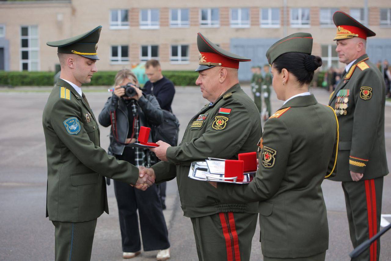 В Военной академии Республики Беларусь состоялся выпуск офицеров. Около 300 вчерашних курсантов прощаются со стенами родного военного учебного заведения. С напутственным словом к новоиспеченным лейтенантам обратился заместитель Министра обороны Республики Беларусь генерал-майор Александр Науменко: «Свое первое офицерское звание вы получаете накануне главного государственного праздника – Дня Независимости Республики Беларусь, в год знакового юбилея – 80-летия Победы советского народа в Великой Отечественной войне. В рядах нового поколения белорусских офицеров стоит немало правнуков героев-фронтовиков, завоевавших мирное небо над нашим Отечеством. Будьте достойными продолжателями славных традиций старшего поколения! Отныне именно на вас ложится ответственность за их сохранение и приумножение, за обеспечение мира и безопасности на нашей земле. Крайне важно, чтобы благодаря накопленному весомому багажу знаний и навыков, вы были не только высококлассными специалистами, но и настоящими патриотами, социально зрелыми и духовно богатыми людьми. Убежден, что каждый из вас будет неизменно предан нашей Отчизне – Республике Беларусь, на любых должностях и при любых обстоятельствах будет достойно выполнять свой воинский долг». Фото: Павел Матусевич, «Ваяр» Проголосовать за канал