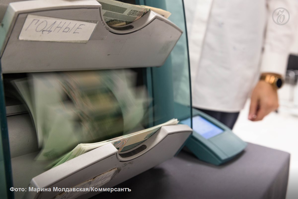 С февраля 2026 года Минцифры прекращает эксперимент по подключению банков к цифровому профилю гражданина в котором можно сверить его данные По словам главы Национального совета финансового рынка НСФР Андрея Емелина под угрозой окажутся кредитование физических и юридических лиц дистанционное обслуживание действующих и новых клиентов проверка благонадежности клиентов получение бесплатных кредитных историй от БКИ а также операции с цифровым рублем Вместо этого им рекомендовано получать такую информацию через Систему межведомственного электронного взаимодействия СМЭВ по которой ответ может идти до нескольких часов В Минцифры уверены что это улучшит безопасность взаимодействия банков с цифровым профилем В то же время в НСФР отметили что только для подключения к СМЭВ потребуется не менее 106 дней у самых крупных кредитных организаций а у более мелких участников рынка до 250 дней Ъузнал