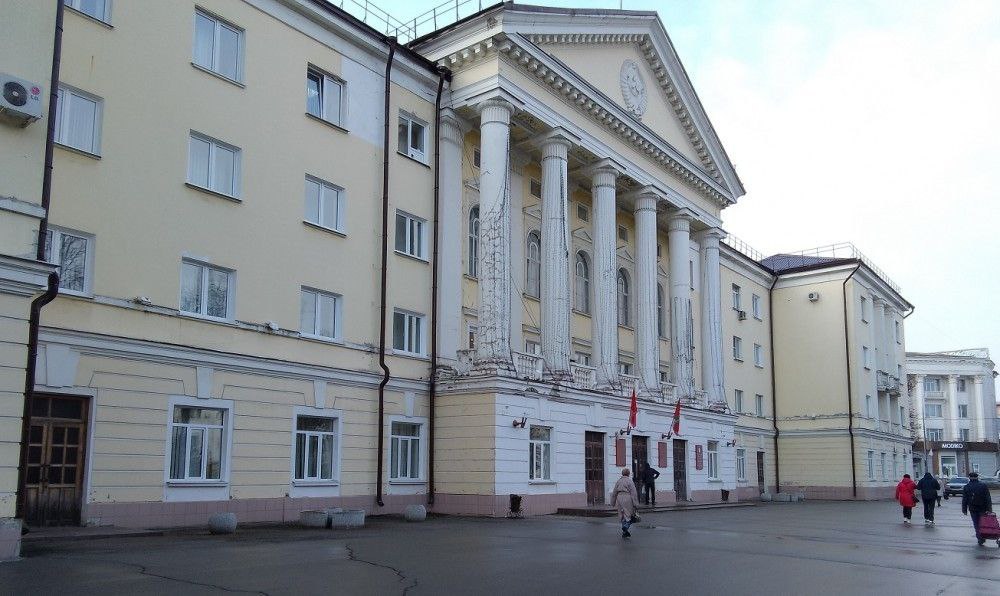Власти Новомосковска возьмут новый кредит Администрация Новомосковска собирается взять несколько кредитов на 460 миллионов рублей у коммерческих банков Деньги нужны для восполнения дефицита городского бюджета Соответствующая информация размещена на сайте госзакупок Электронные аукционы должны состояться 16 октября Исходя из находящихся в свободном доступе документов в администрации намерены открыть несколько кредитных линий Первая на 225 млн рублей на 730 дней заплатив в качестве процентов 92 млн рублей Процентная ставка в этом случае составит чуть более 20 Еще одна кредитная линия будет открыта на 235 млн рублей но ее собираются открывать сроком на год в качестве процентов будет выплачено 47 млн рублей Процентная ставка в этом случае составит 20 Отметим что практика кредитования является обычной для городской казны Как известно собственных доходов городу уже давно не хватает и все серьезные проекты в Новомосковске реализуются только благодаря финансированию из областного бюджета Источник